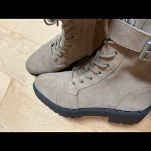 Super cute & comfy suede combat boot!